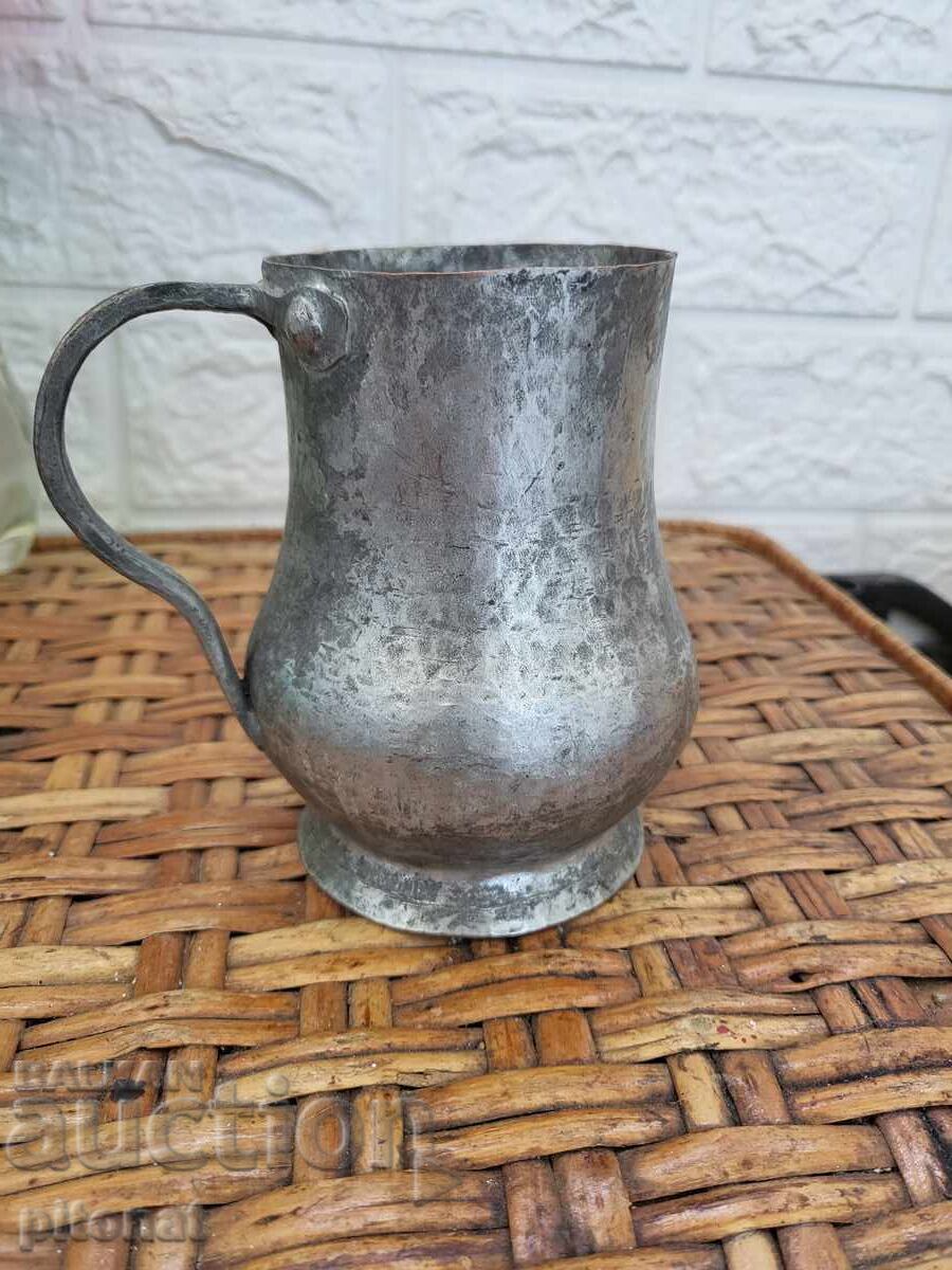 Παλιά αναγεννησιακή κανάτα, φλιτζάνι Παλιά αναγεννησιακή κανάτα, φλιτζάνι