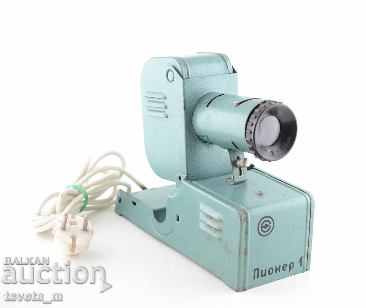 Pioneer 1 projector, children's toys, socialist - works