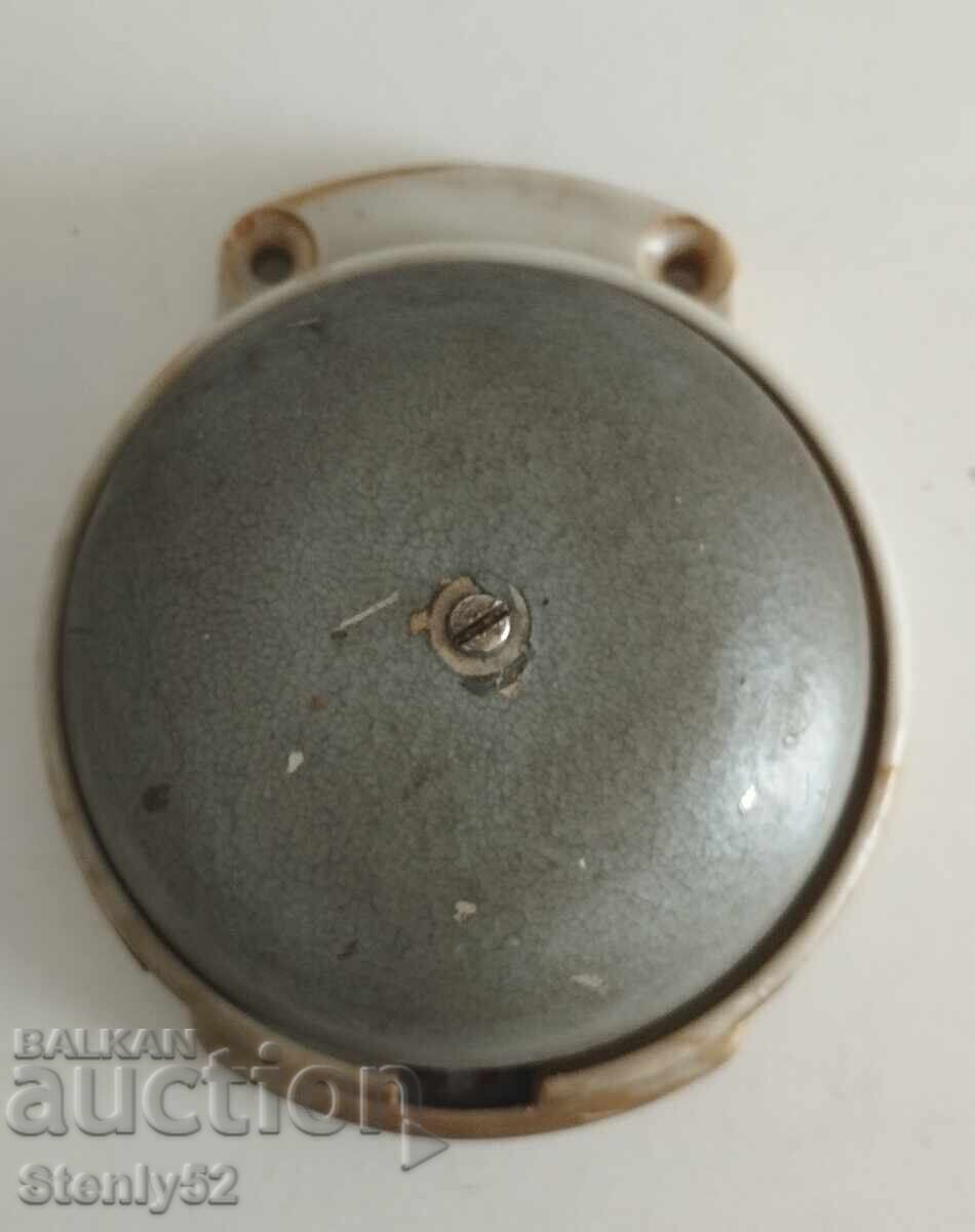 Παλαιός χαμηλής τάσης κουδούνι με τιμή € 3.00 | 5.87 BGN Παλαιός χαμηλής τάσης κουδούνι με τιμή € 3.00 | 5.87 BGN