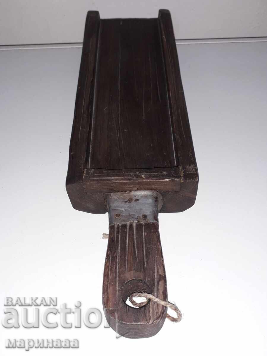 Delivery of OLD MASSIVE SHOVEL. RAKE