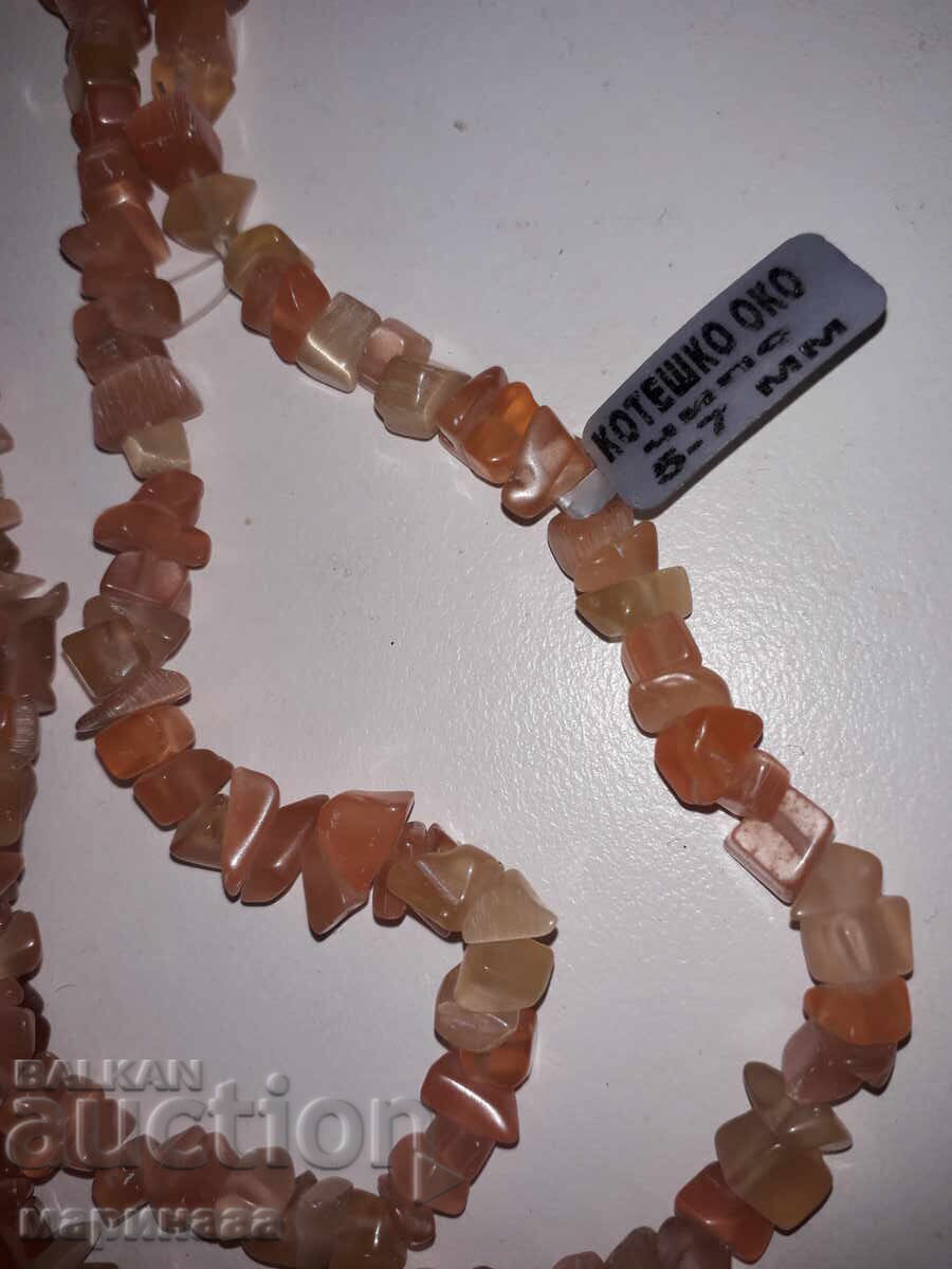 COLIER. OCHI DE PISICĂ