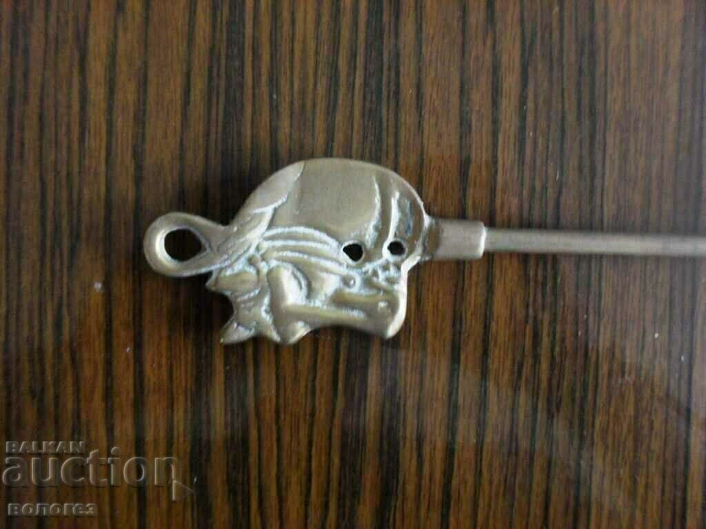 Голяма месингова вилица за печене на месо с цена 40.00 лв. | € 20.45 Голяма месингова вилица за печене на месо с цена 40.00 лв. | € 20.45