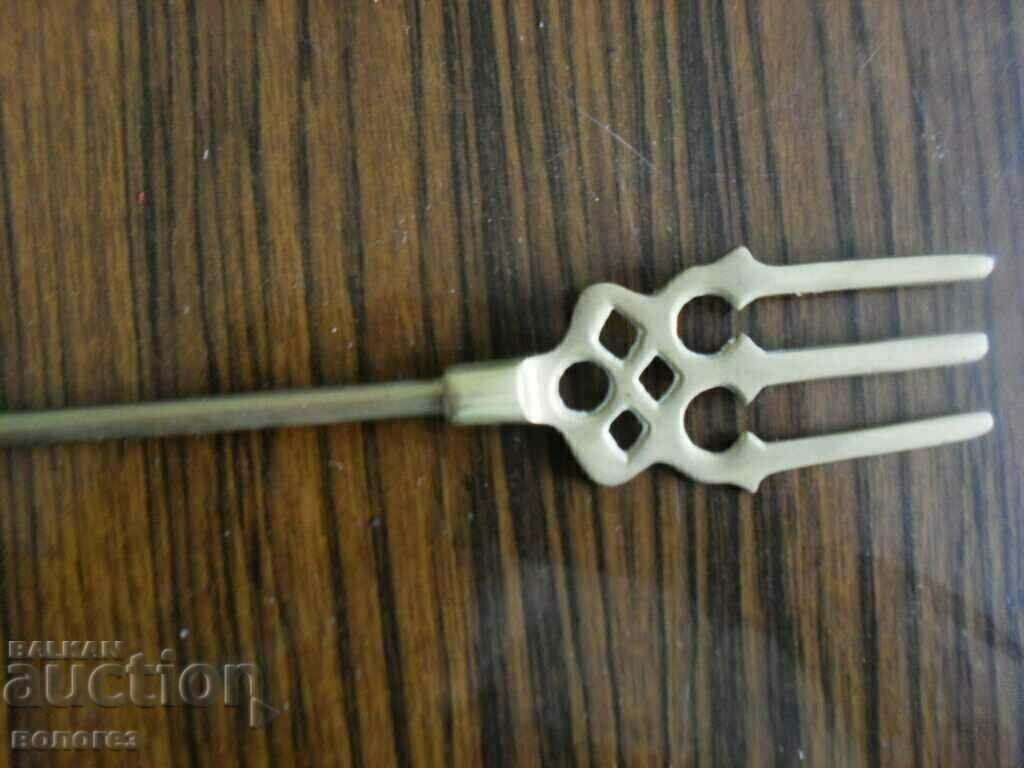 Аукцион Голяма месингова вилица за печене на месо Аукцион Голяма месингова вилица за печене на месо