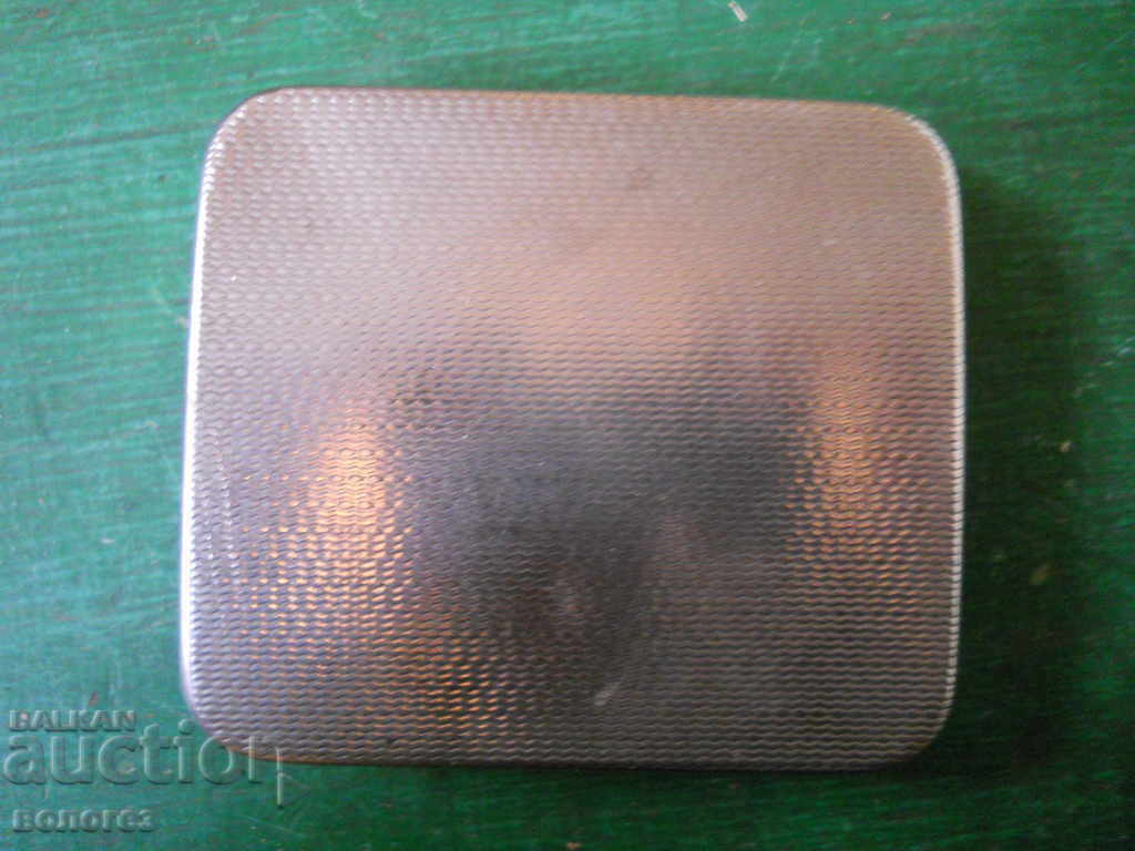 Ένα παλιό ταμπακιέρα με μια μηχανή κύλισης τσιγάρων με τιμή 6.00 BGN | € 3.07 Ένα παλιό ταμπακιέρα με μια μηχανή κύλισης τσιγάρων με τιμή 6.00 BGN | € 3.07