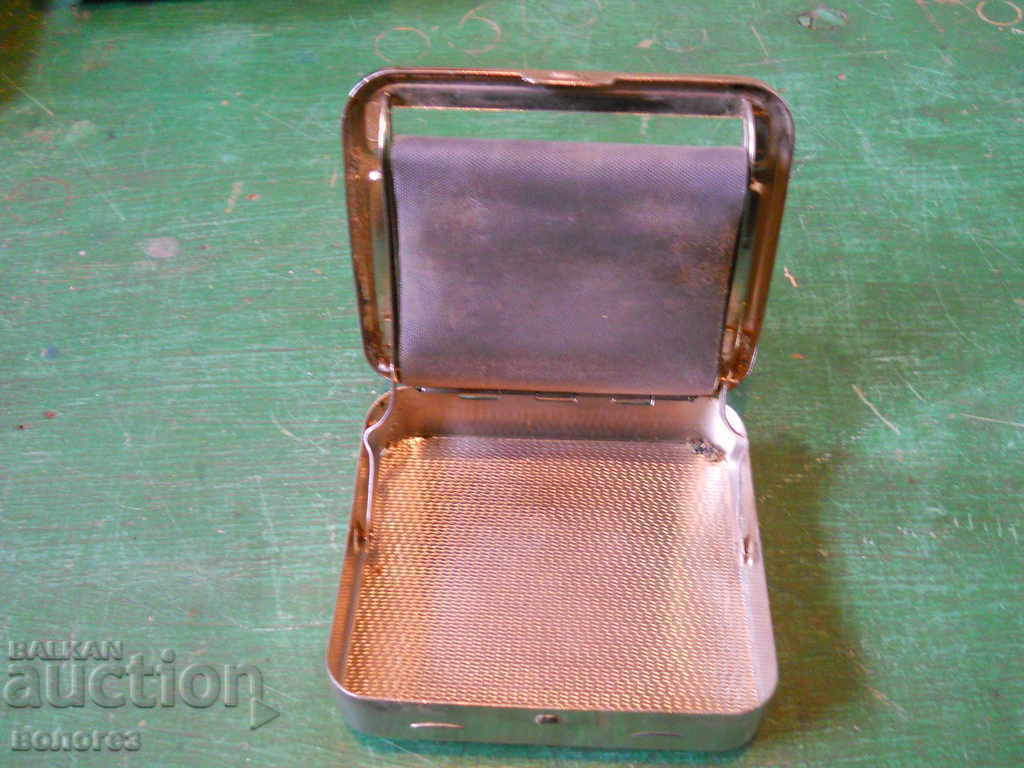 Δημοπρασία Ένα παλιό ταμπακιέρα με μια μηχανή κύλισης τσιγάρων Δημοπρασία Ένα παλιό ταμπακιέρα με μια μηχανή κύλισης τσιγάρων