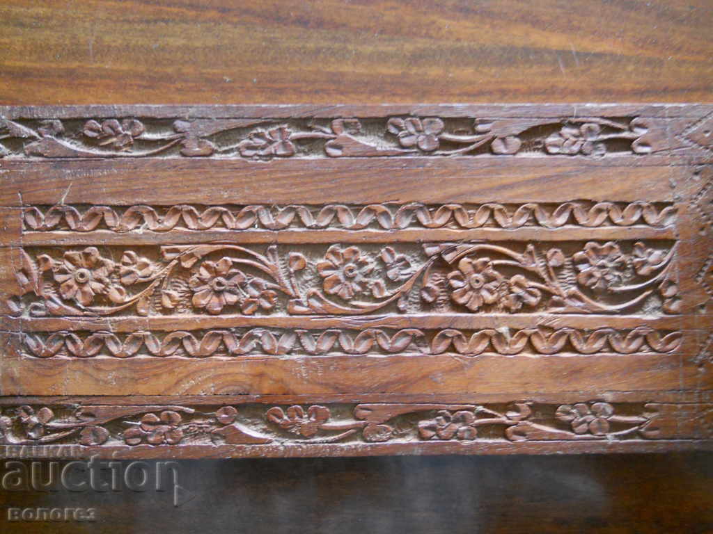 Delivery of Antique wooden shelf - wood carving - India