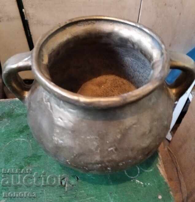 Oală antică din bronz cu preț 40.00 BGN | € 20.45 Oală antică din bronz cu preț 40.00 BGN | € 20.45