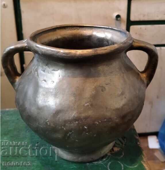 Oală antică din bronz Oală antică din bronz