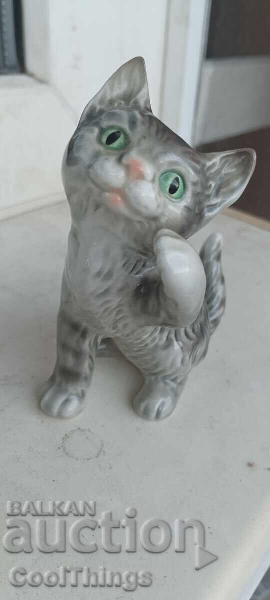 Goebel колекционерска фигура с цена 60.00 лв. | € 30.68 Goebel колекционерска фигура с цена 60.00 лв. | € 30.68