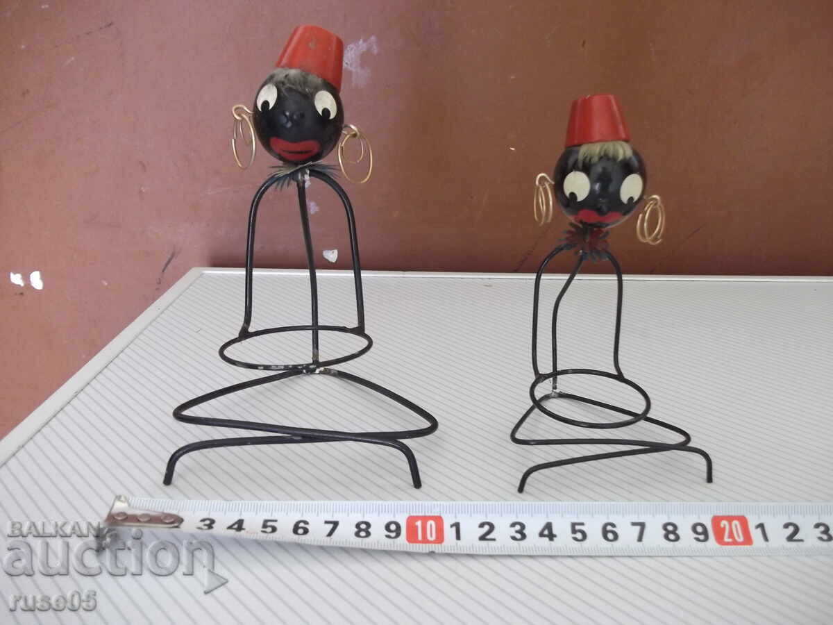 Lot of 2 stylized metal figurines of black children with price 20.00 BGN | € 10.23