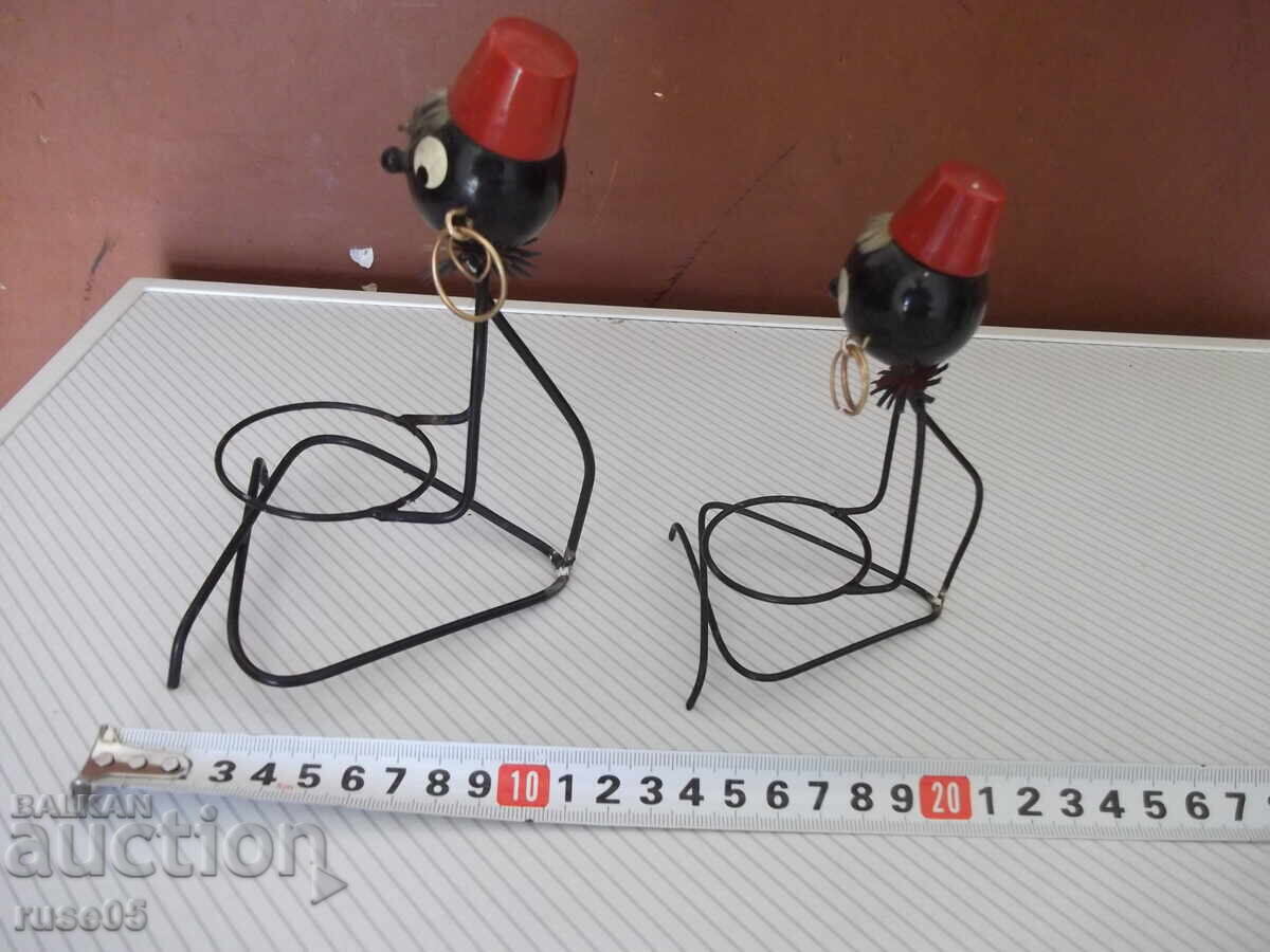 Delivery of Lot of 2 stylized metal figurines of black children