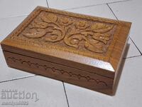 Cutie pentru bijuterii, sculptată în lemn