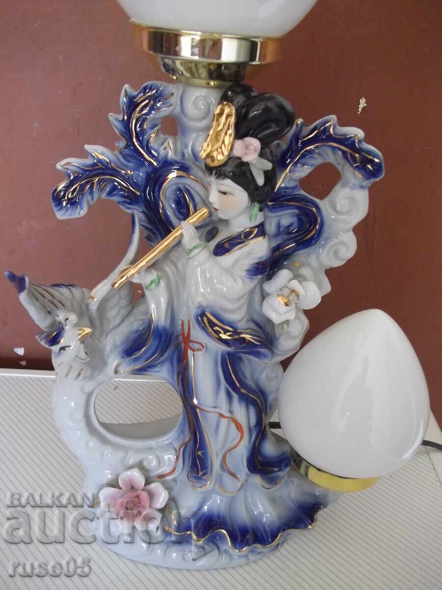 Παράδοση Λάμπα "Κορίτσι παίζει φλάουτο" πορσελάνινη