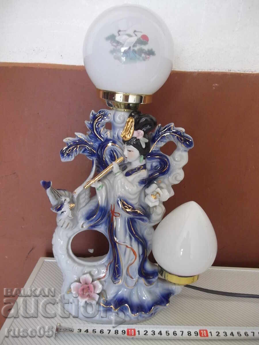Lampă "Fată cântând la flaut" din porțelan