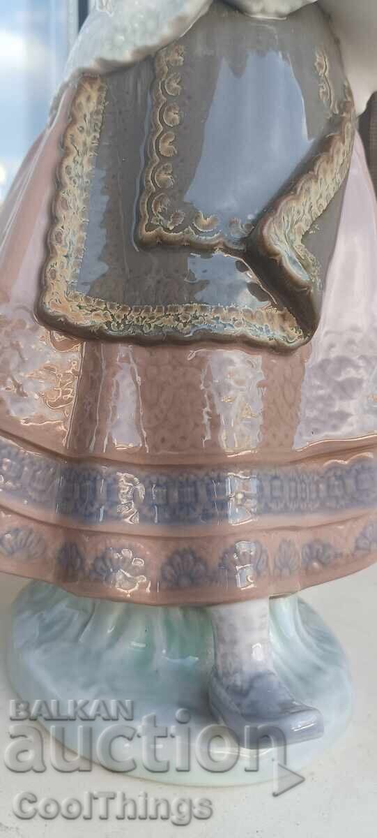 LLADRO MADE IN SPAIN porcelain figure with price 120.00 BGN | € 61.36