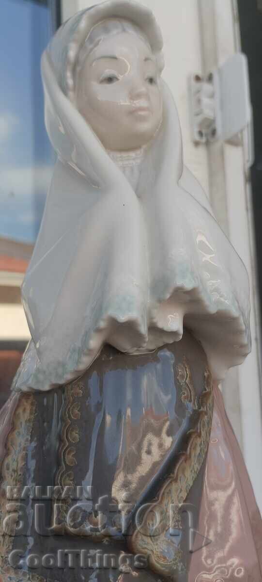Auction  LLADRO MADE IN SPAIN porcelain figure