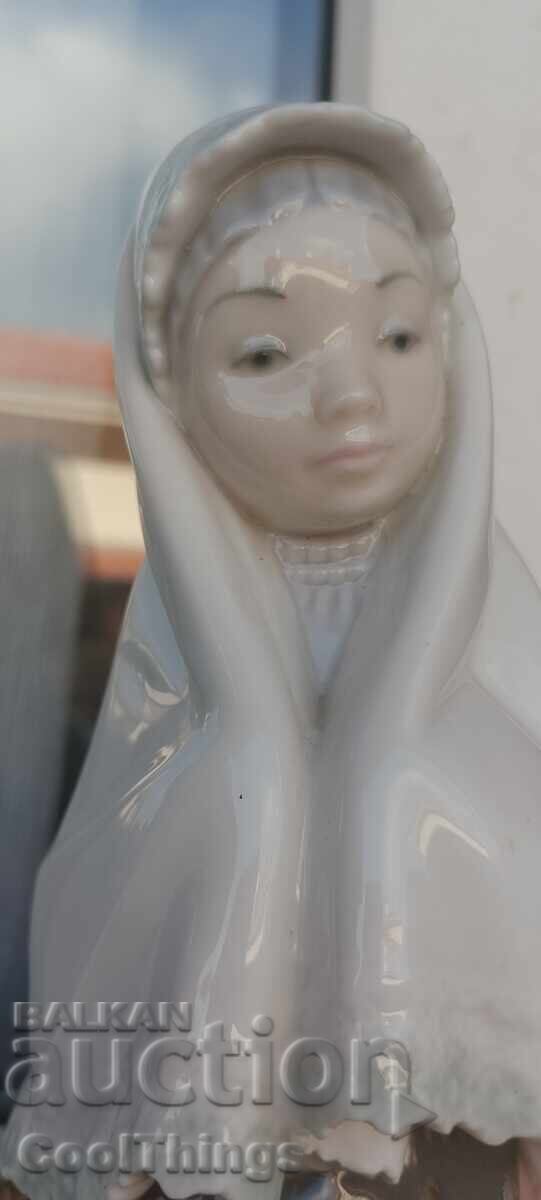 Delivery of LLADRO MADE IN SPAIN porcelain figure