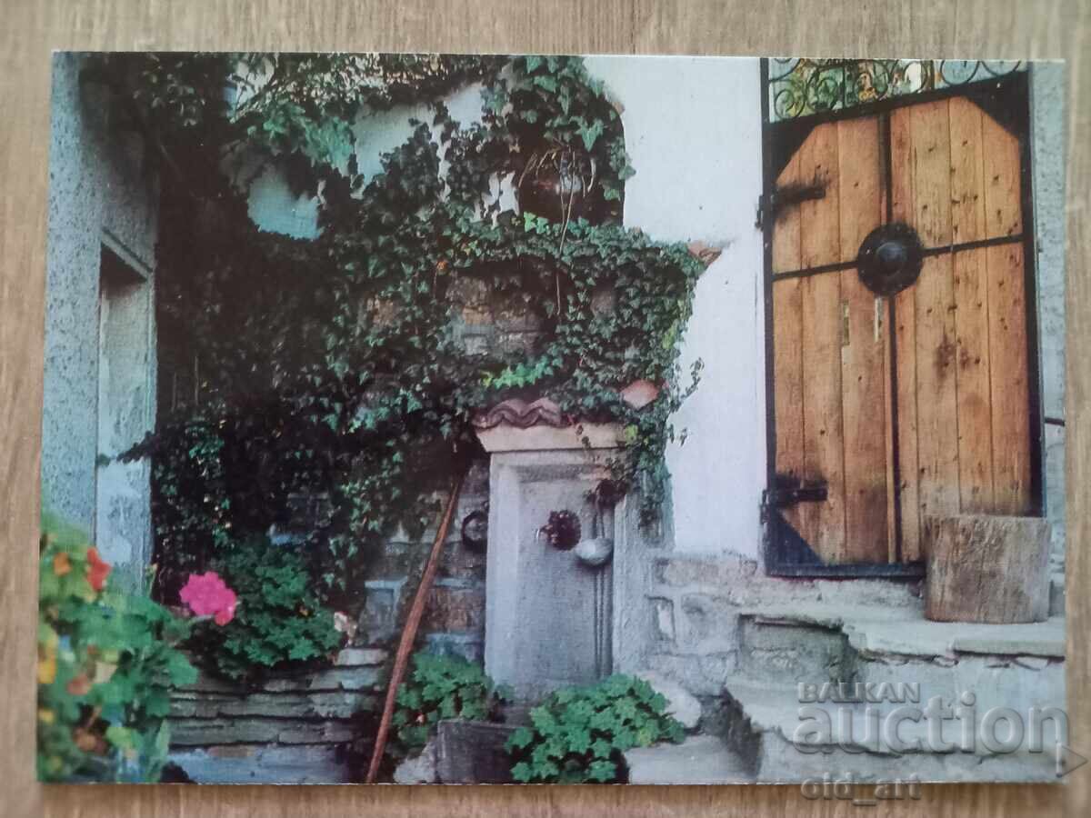 Cartolină poștală - orașul Veliko Tărnovo, Curtea unei case vechi