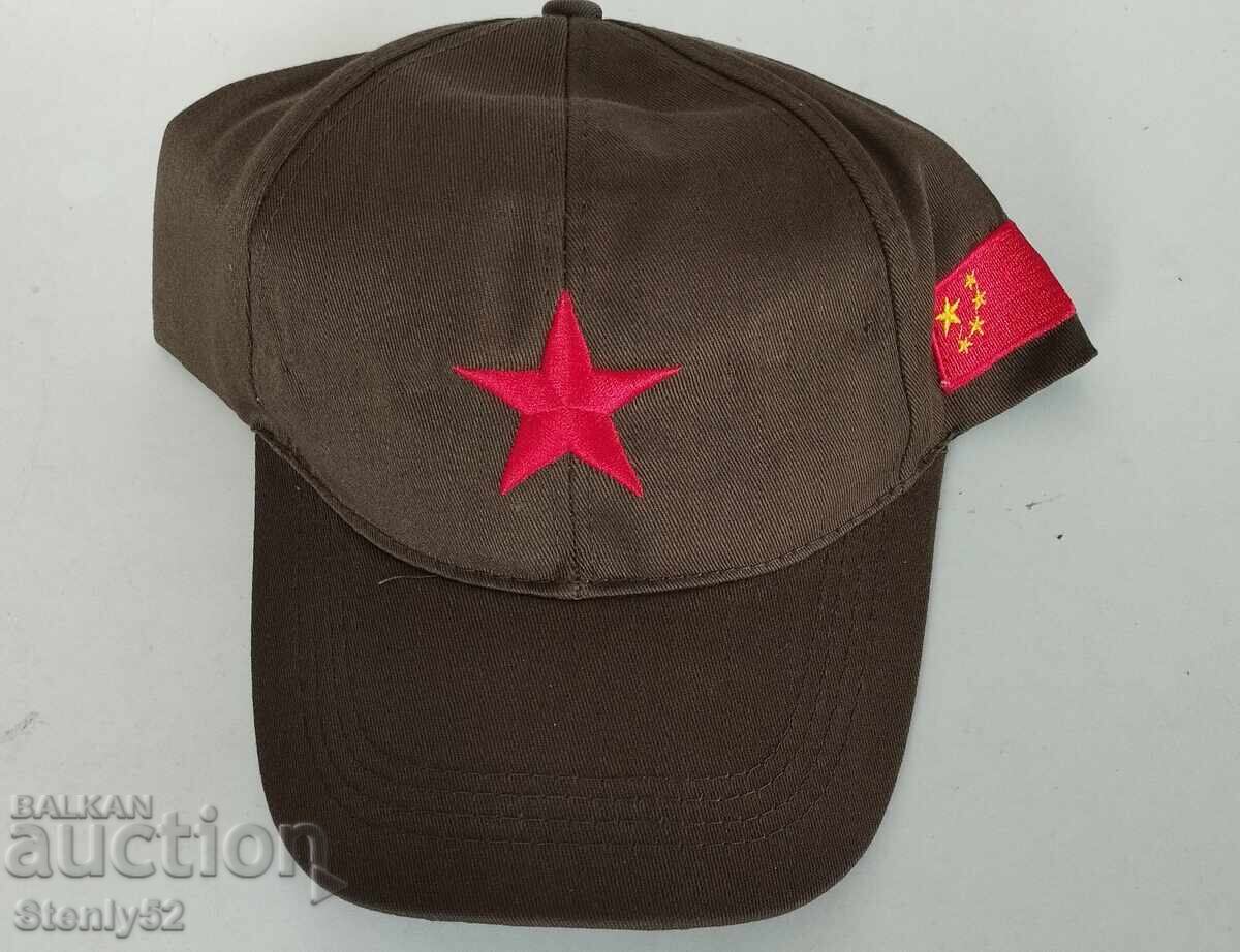 Căciulă cu simboluri ale steagului chinez și stea cu cinci colțuri