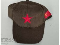 Шапка с символи на Китай знаме и петолъчка.