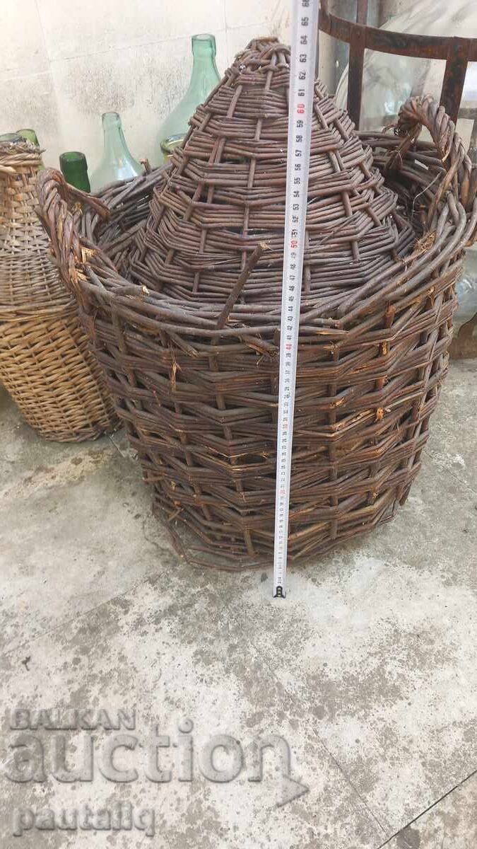 DAMIGEANĂ VECHE MARE CU COȘ cu preț 40.00 BGN | € 20.45