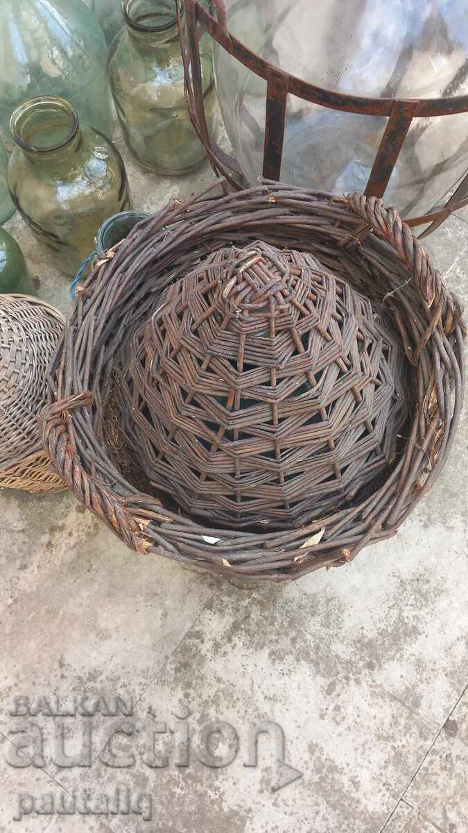 Licitație DAMIGEANĂ VECHE MARE CU COȘ