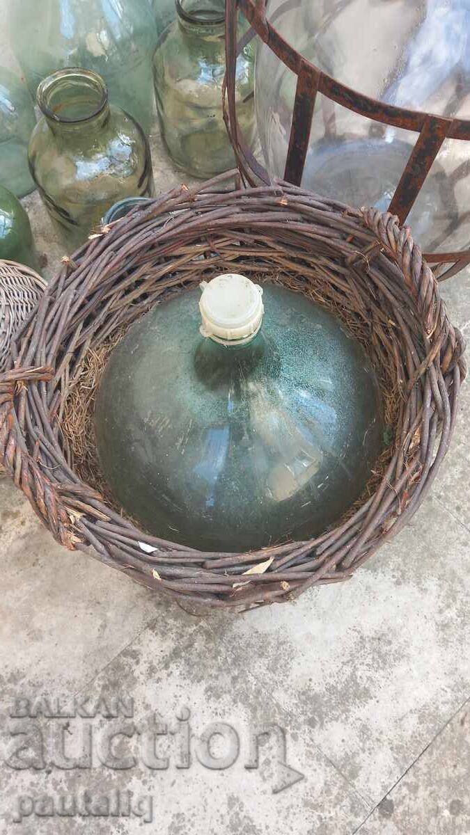 Livrarea DAMIGEANĂ VECHE MARE CU COȘ