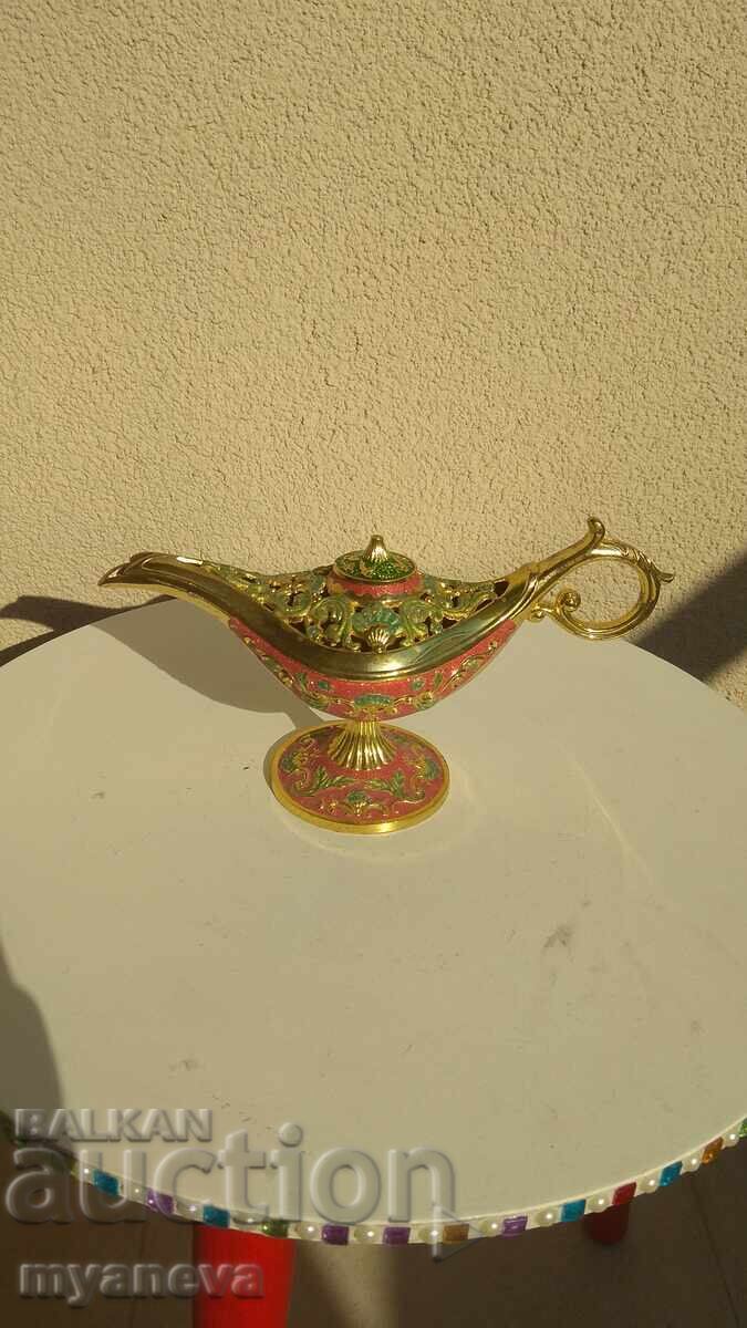 Παράδοση Αρωματικό, στιβαρό, μεταλλικό, σμαλτωμένο φωτιστικό