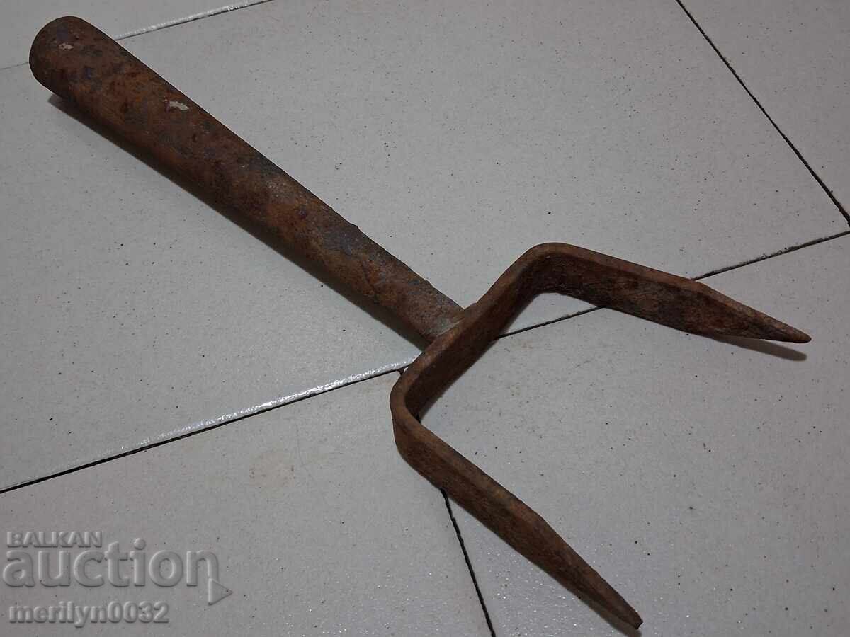 Auction  Old hand-forged anvil for hair straightening