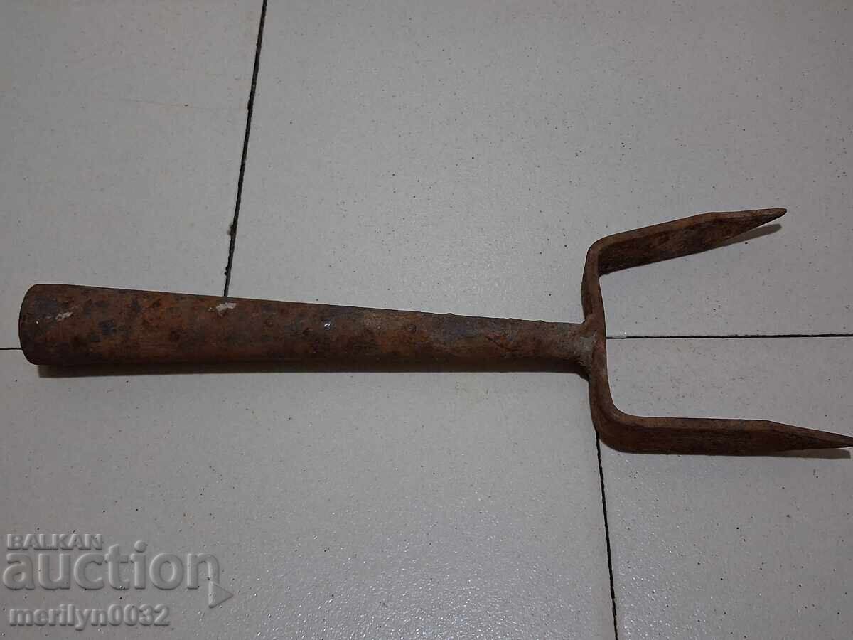 Delivery of Old hand-forged anvil for hair straightening