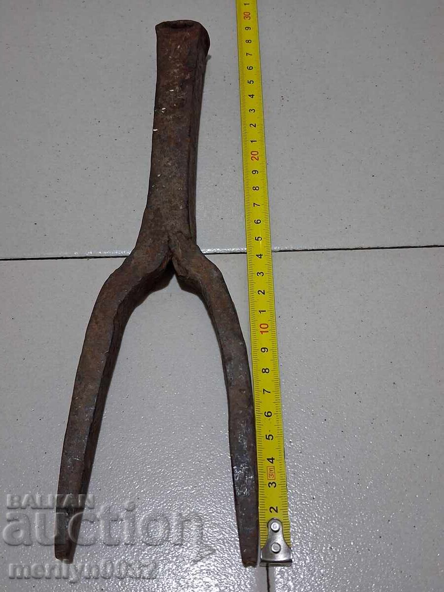 Auction  Old hand-forged anvil for hair straightening