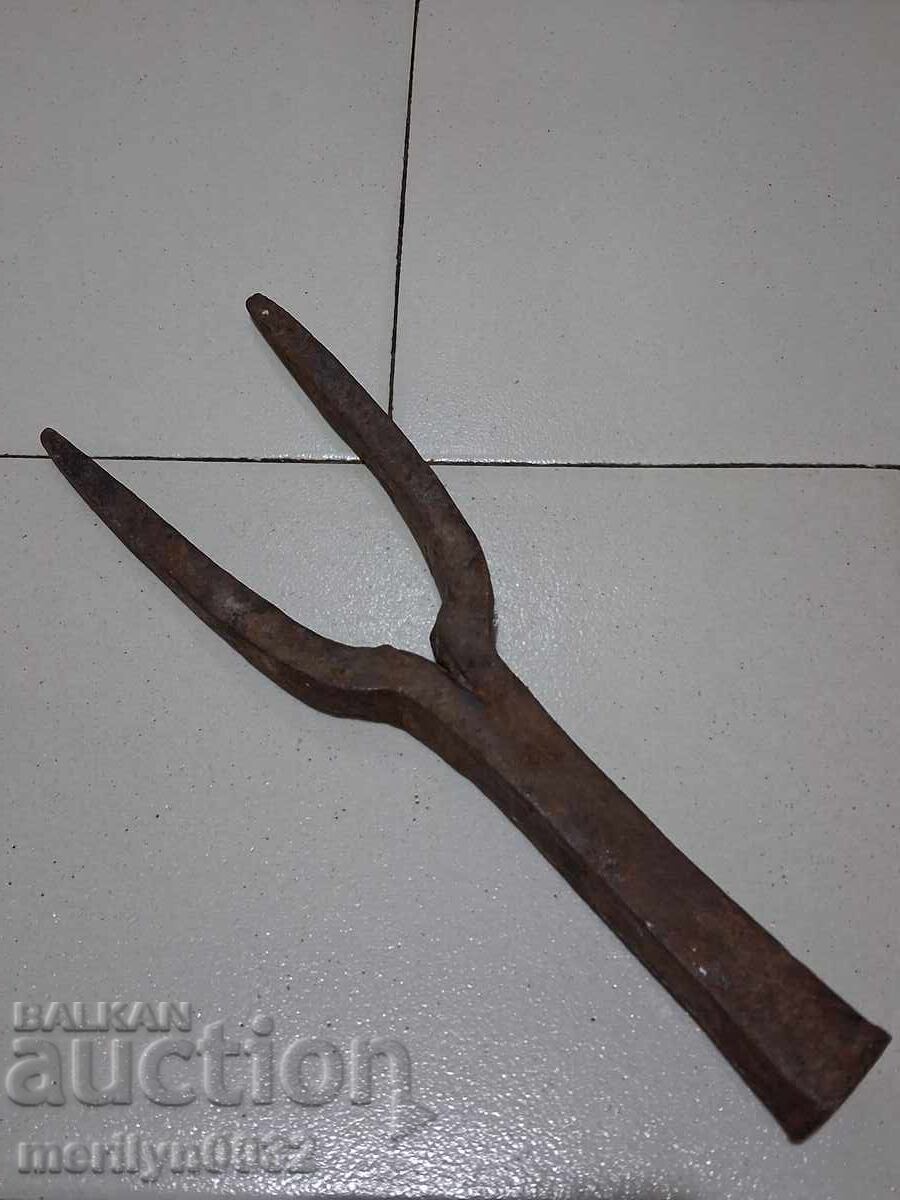 Delivery of Old hand-forged anvil for hair straightening