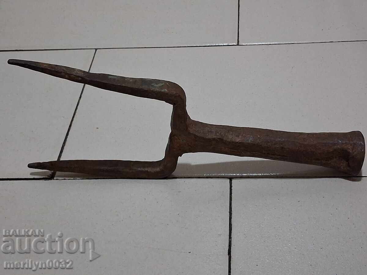 Auction  Old hand-forged anvil for hair straightening