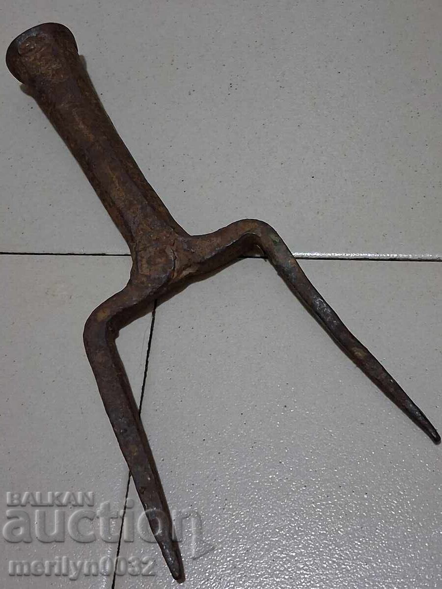 Delivery of Old hand-forged anvil for hair straightening