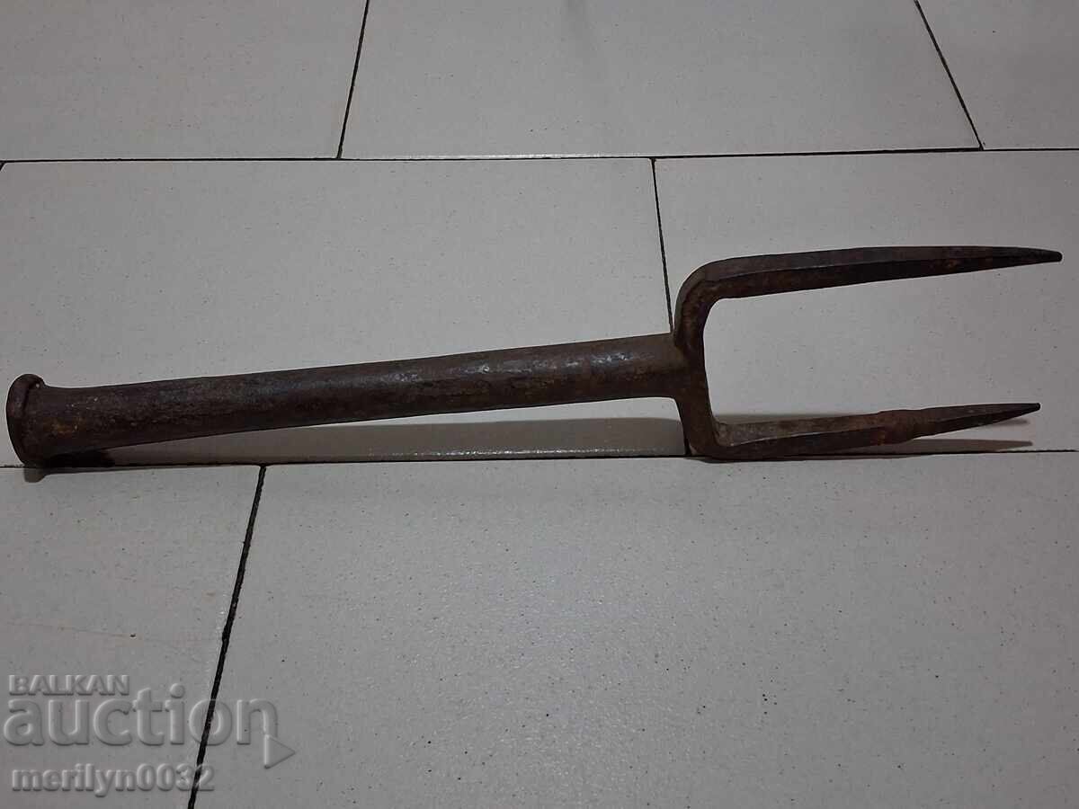 Auction  Old hand-forged anvil for hair straightening