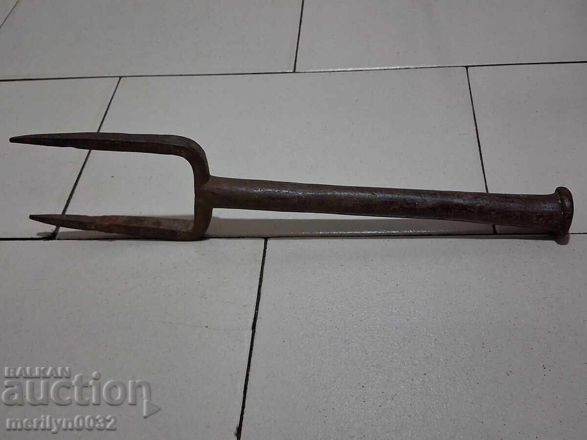 Delivery of Old hand-forged anvil for hair straightening