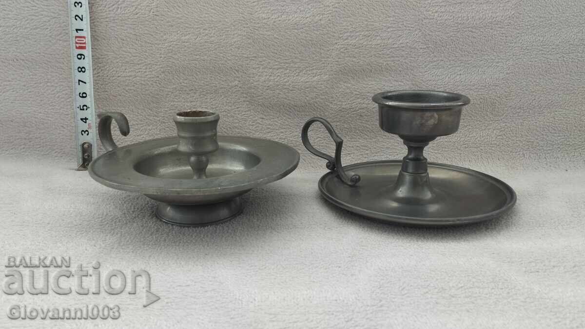 Δύο κηροπήγια με λαβές με σήμανση