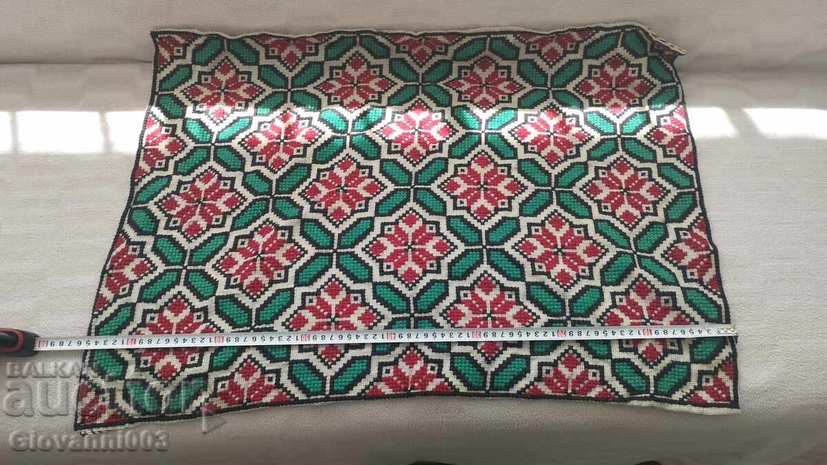 Κεντημένο παλιό χαλί με τιμή 35.00 BGN | € 17.90