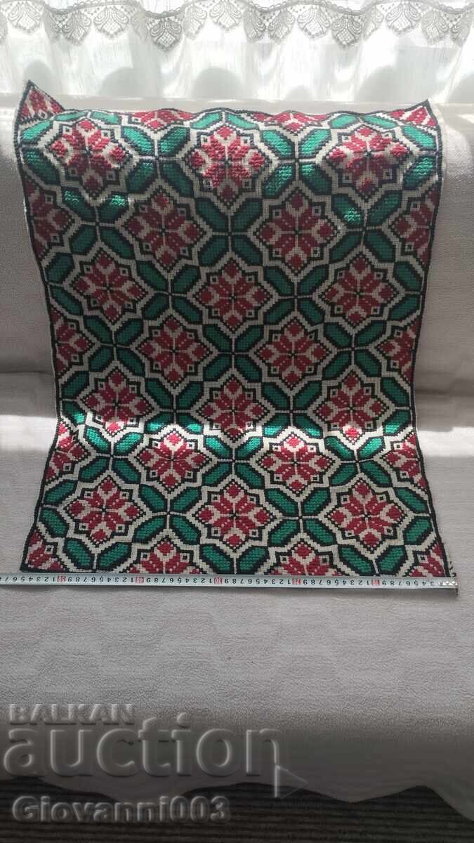 Κεντημένο παλιό χαλί