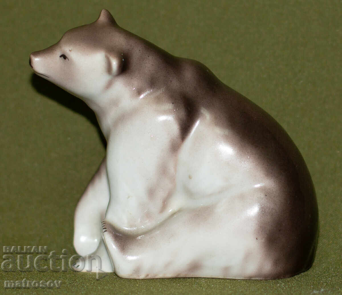 Statuetă decorativă din porțelan, reprezentând un urs cu preț 100.00 BGN | € 51.13