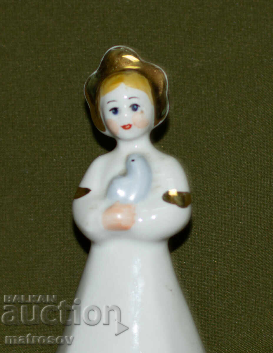 Figurină din porțelan rusesc XII Festivalul Mondial al Tineretului cu preț 100.00 BGN | € 51.13