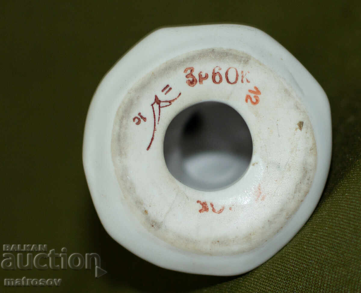 Figurină din porțelan rusesc XII Festivalul Mondial al Tineretului - 6