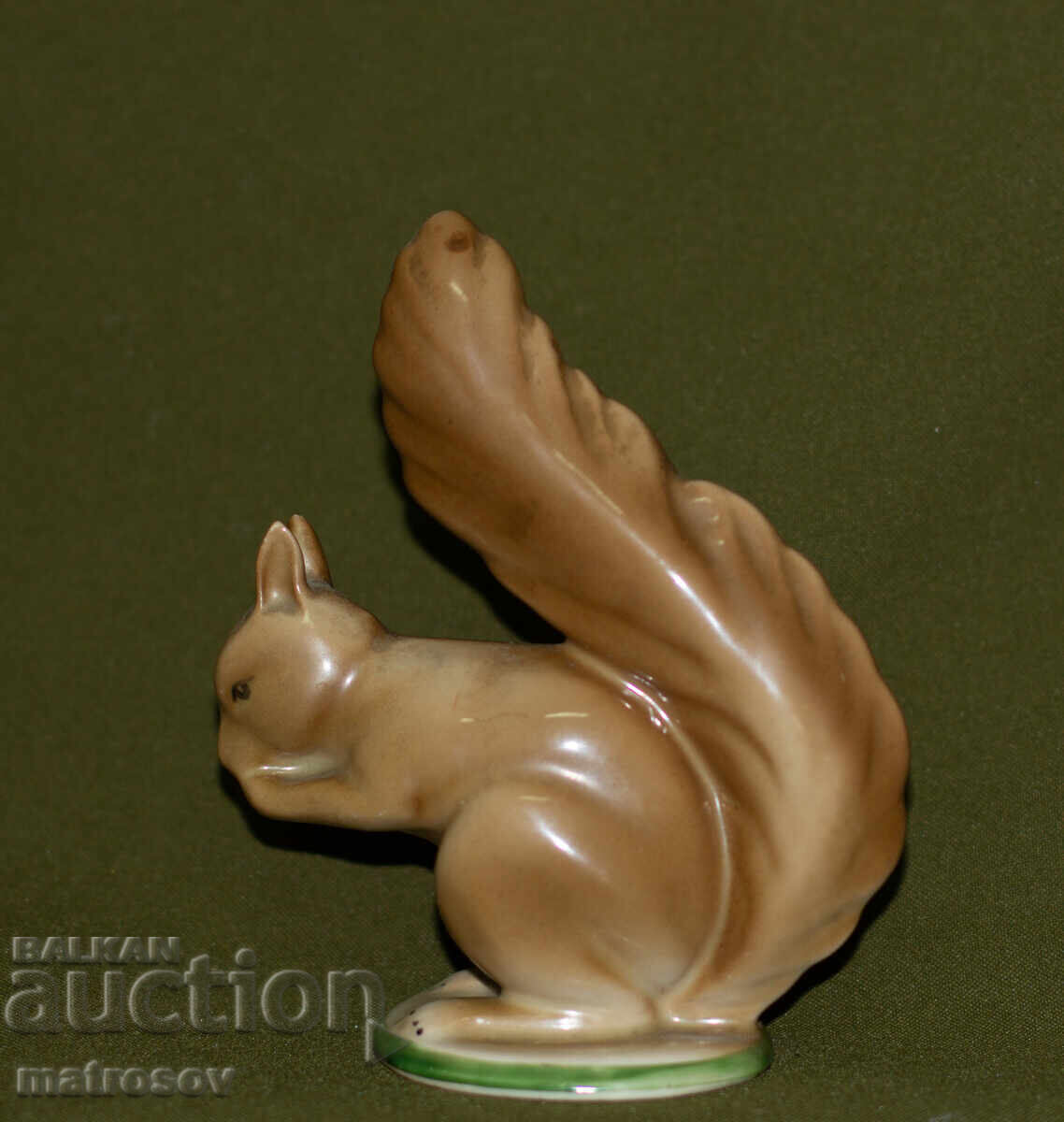 Statuetă decorativă din porțelan, veveriță