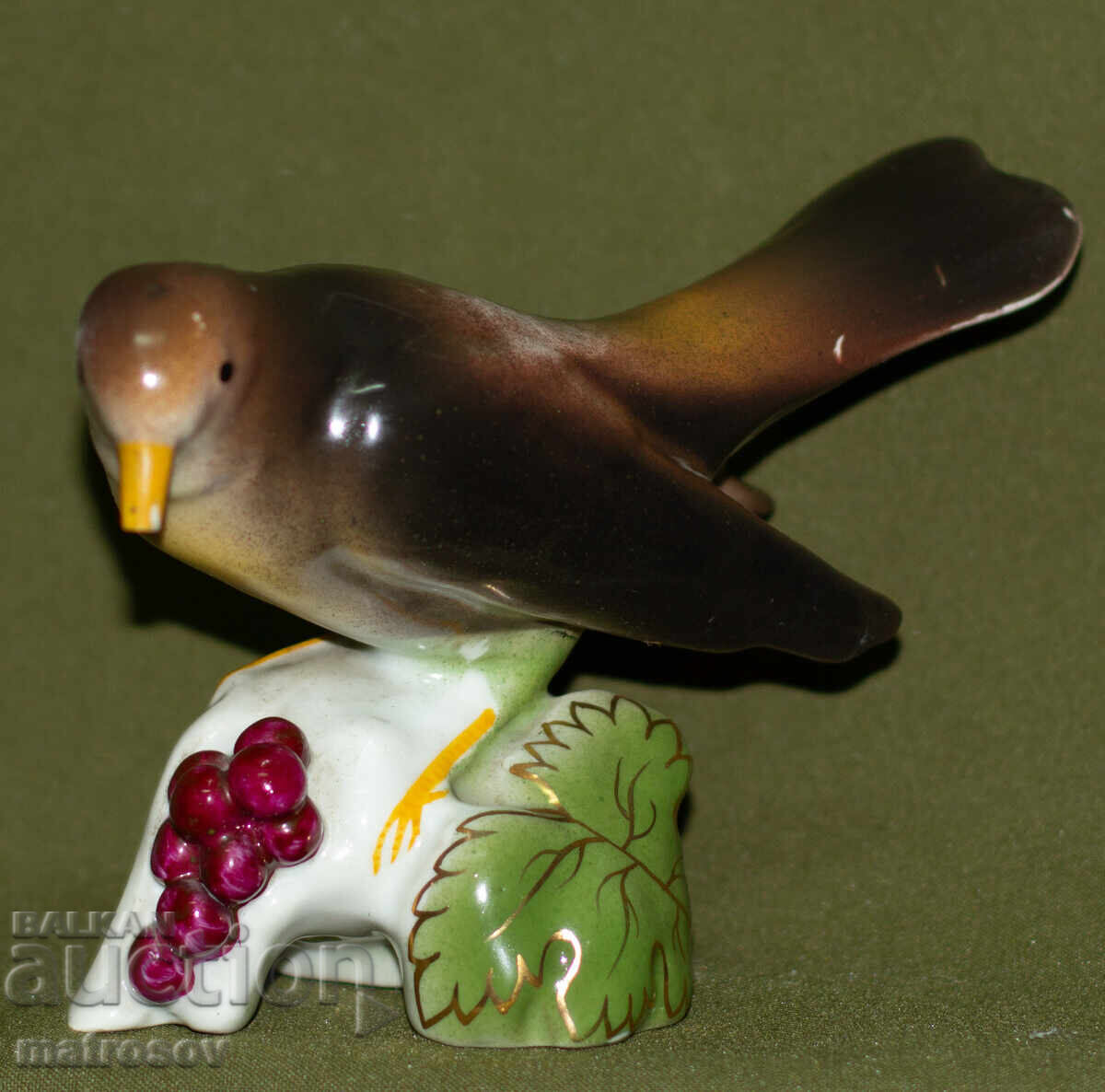 Statuetă decorativă din porțelan, pasăre cu preț 150.00 BGN | € 76.69