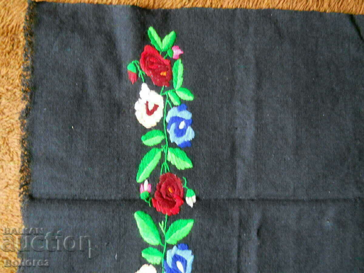 Auction  Embroidered Turlach apron without strings