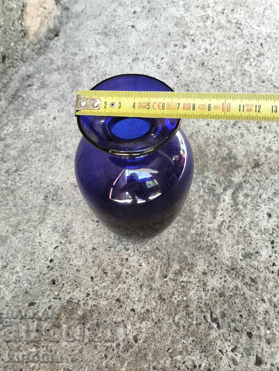 Auction  Blue glass vase