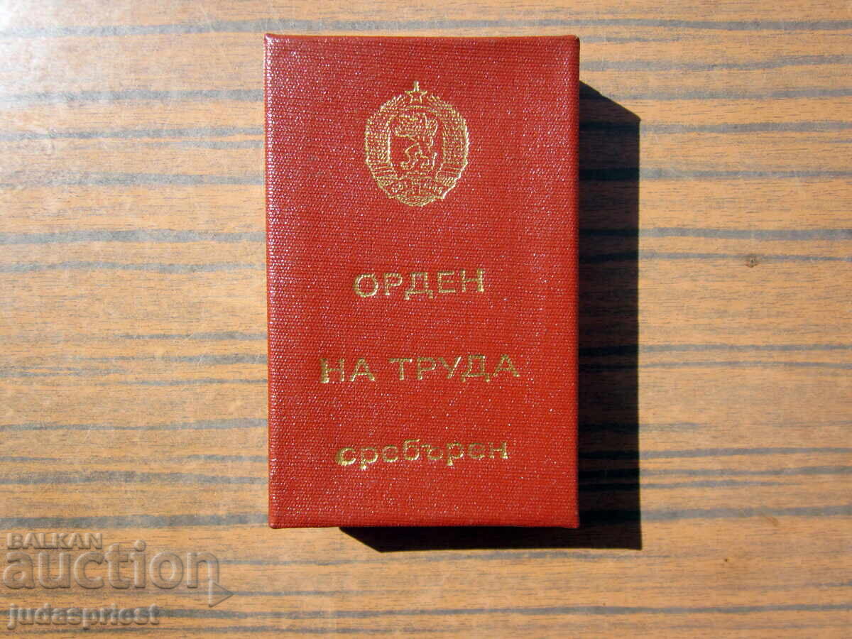 Βουλγαρικό ασημένιο μετάλλιο εργασίας άριστο με κουτί με τιμή 25.00 BGN | € 12.78 Βουλγαρικό ασημένιο μετάλλιο εργασίας άριστο με κουτί με τιμή 25.00 BGN | € 12.78