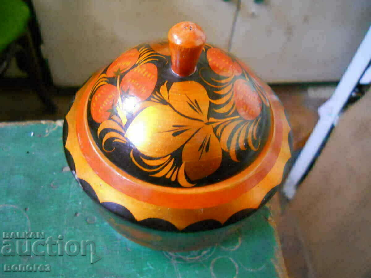 Cutie din lemn Khokhloma - URSS (pictată manual) cu preț 10.00 BGN | € 5.11 Cutie din lemn Khokhloma - URSS (pictată manual) cu preț 10.00 BGN | € 5.11