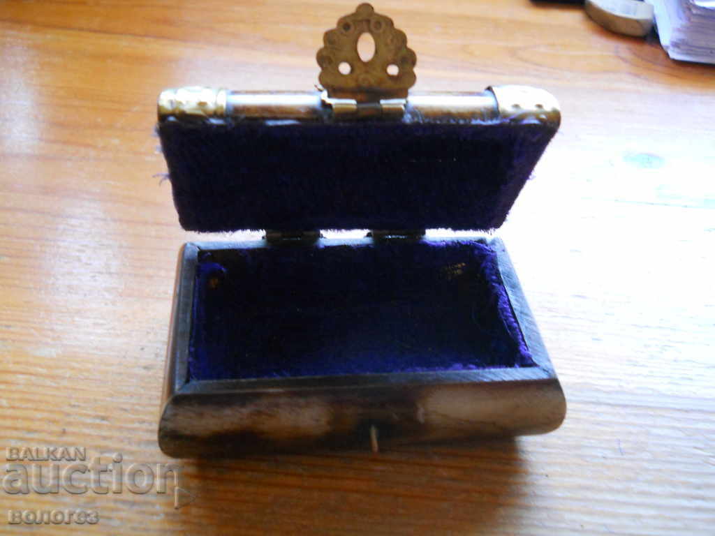 Αντίκα κουτί από κόκαλο καμήλας με μπρούτζινα στολίδια - 5 Αντίκα κουτί από κόκαλο καμήλας με μπρούτζινα στολίδια - 5