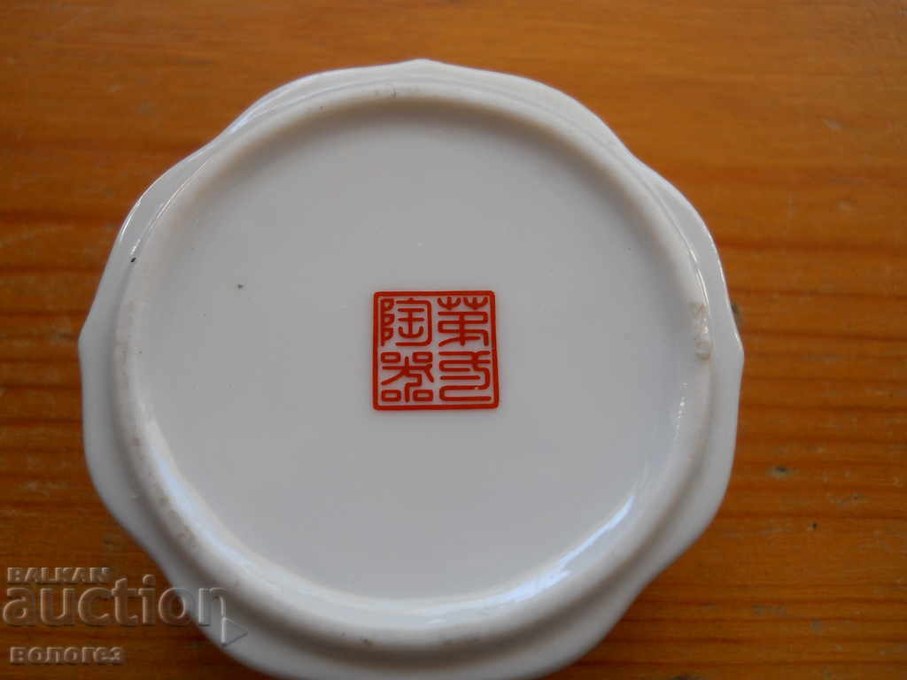 Delivery of Porcelain snuff box - Japan